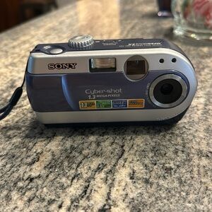 Vintage sony cybershot camera 1.5 mega pixels